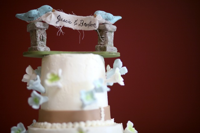 nashville wedding, signature cakes by vicki, bird topper, vintage cake